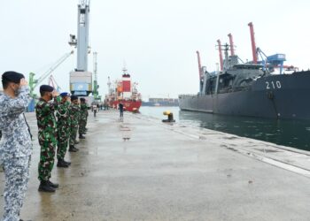 KRI-Cucut-866-kawal-Kapal-Perang-RSS-Endeavour-201-yang-membawa-bantuan-medis-dari-Singapore-foto-Dispen