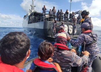 Kapal-Perang-Republik-Indonesia-KRI-Tatihu-853-berhasil-mengevakuasi-Anak-Buah-Kapal-ABK-Kapal-Motor-Mitra-Usaha-yang-mengalami-kebocoran-dan-tenggelam-di-perairan-laut-Halmahera-Selatan-foto-Dispen-AL