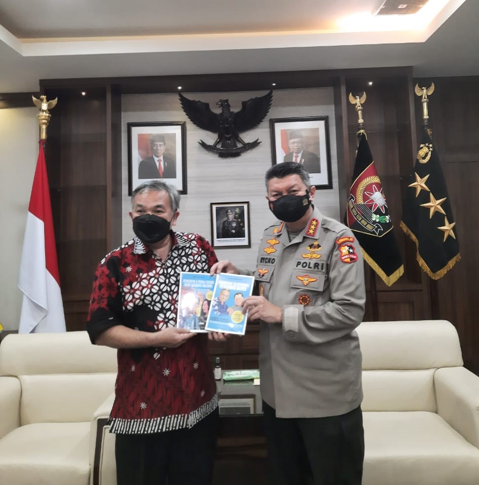 Komjen-Pol-Rycko-Amelza-Dahniel-bersama-Pakar-Komunikasi-dan-Motivator-Nasional-Dr-Aqua-untuk-melaksanakan-Sharing-Komunikasi-dan-Motivasi-di-46-Kampus-milik-Polri-foto-Ist