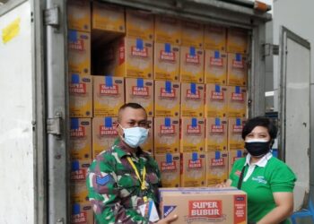 Mayora-serahkan-makanan-bernutrisi-tinggi-pada-petugas-Wisma-Atlet-Kemayoran.-foto-Ist