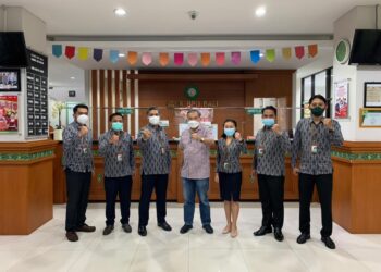 Muliawan-Kepala-Cabang-Bank-BPB-Mataram-sharing-komunikasi-bersama-Dr-Aqua-Dwipayan-fto-Its