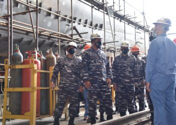 Wakasal-Laksamana-Madya-TNI-Ahmadi-Heri-Purwono-S.E.-M.M.-meninjau-proses-produksi-Kapal-Patroli-Cepat-PC-60-foto-Dispen