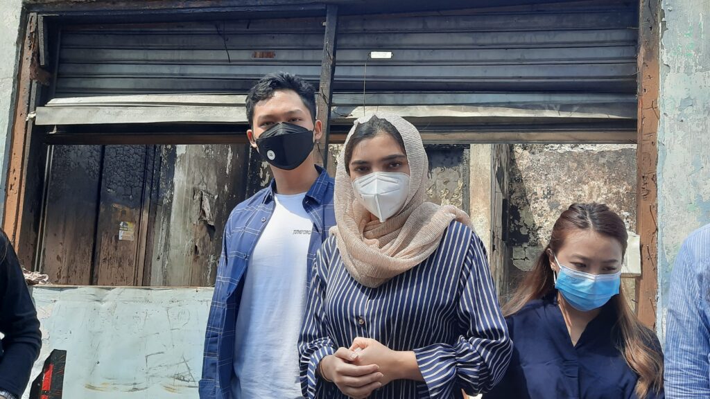 Ashanty-kunjungi-salah-satu-rumah-korban-kebakaran-di-Karet-Tengsi-Jakarta-Pusat-foto-Cakraline.com
