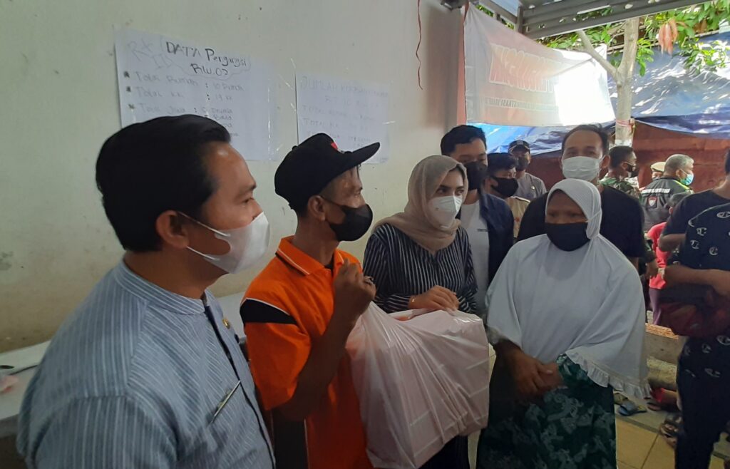 Ashanty-serahkan-bantuan-korban-kebakaran-di-Karet-Tengsin-di-penampungan-sementara-foto-Cakraline.com