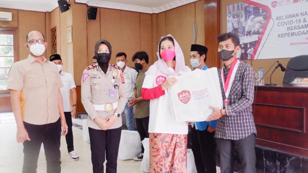 Ayu-Azhari-wakili-relawan-nasional-covid-19-serahkan-bantuan-sosial-di-Lebak-Banten.-foto-Ist