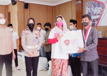 Ayu-Azhari-wakili-relawan-nasional-covid-19-serahkan-bantuan-sosial-di-Lebak-Banten.-foto-Ist
