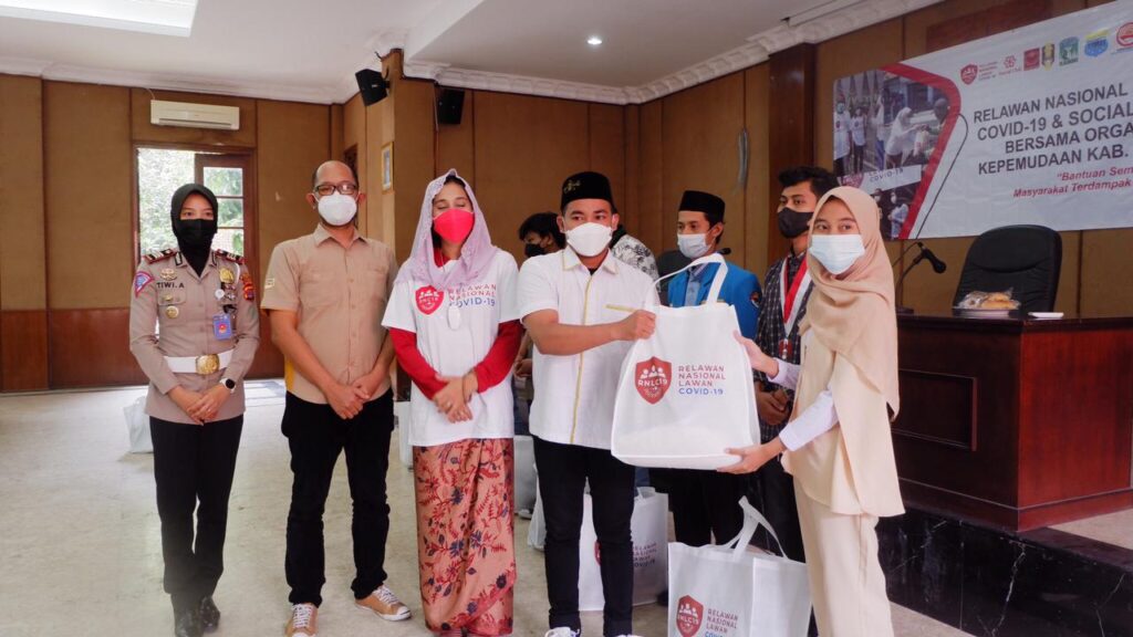 Ayu-bersama-relawan-nasional-covid-19-bersinergi-memberi-bantuan-sembako-di-Lebak-Banten.-foto-Ist.