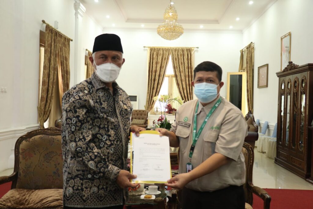 Buya-Mahyeldi-menerima-perwakilan-dari-Tanoto-Foundation-foto-Dispen