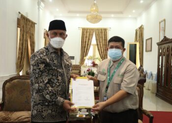 Buya-Mahyeldi-menerima-perwakilan-dari-Tanoto-Foundation-foto-Dispen