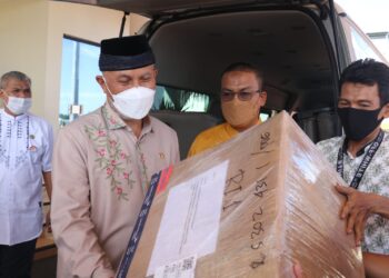 Gubernur-Sumbar-Buya-Mahyeldi-terima-bantuan-Presiden-Joko-Widodo-diserahkan-Kadinkes-Provinsi-Sumatera-Barat-Arry-Yuswandi.-Foto-Kominfotik