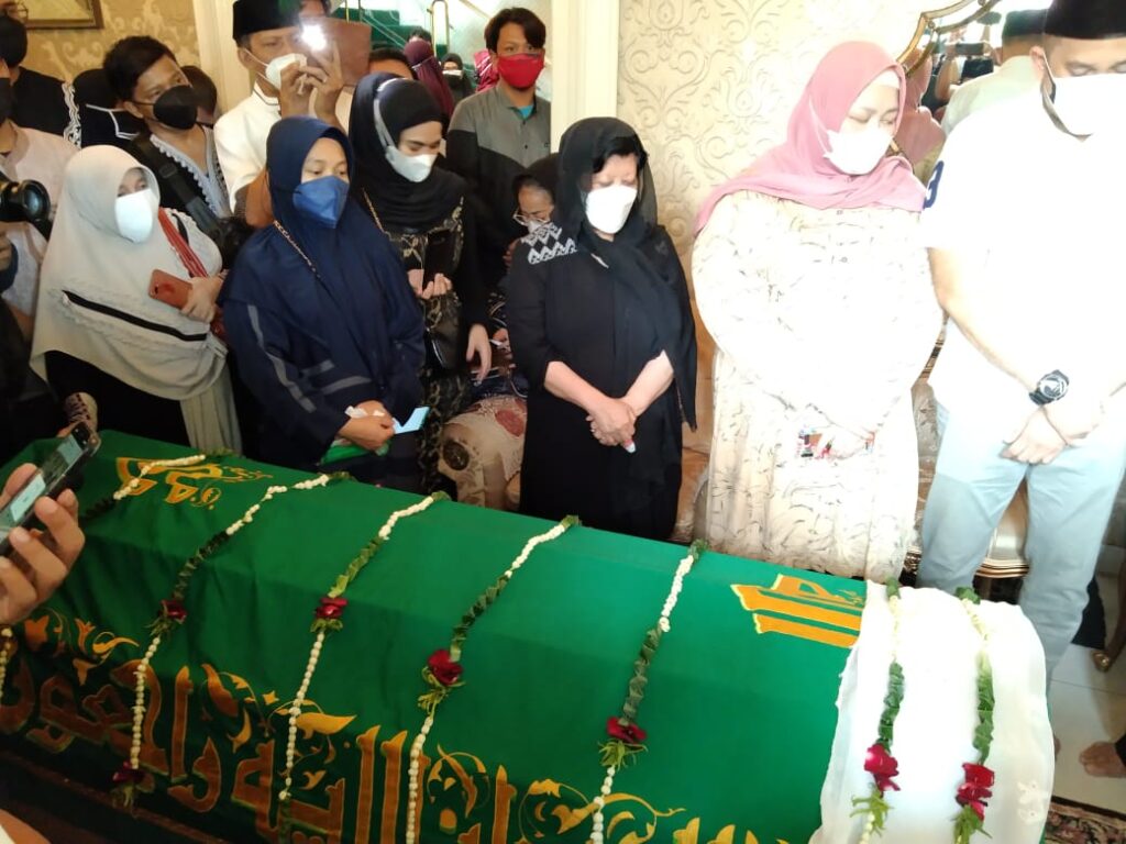 Keluarga-melepas-jenazah-Elly-Kasim-untuk-dimakamkan-di-pemakaman-Al-Azhar-Karawang-foto-ist