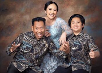 Tukul-Arwana-foto-bersama-Novita-usai-diwisuda.-foto-Istagram.