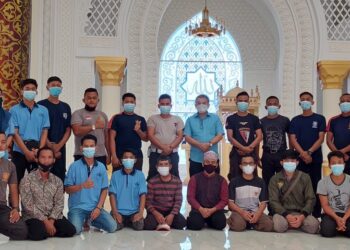 Dr-Aqua-bersama-Arnes-Azwar-istri-Dewi-Hariani-serta-putri-keduanya-Vindha-Berliana-Arnes-bersama-karyawan-Al-Hakim-foto-Ist