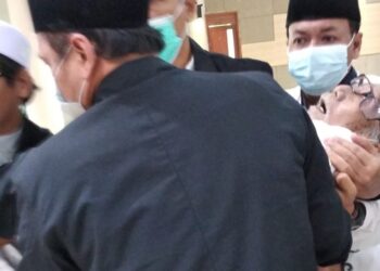 KH-Edi-Junaedi-dibawa-kerumah-sakit-oleh-pengurus-perserta-Rakerda-MUI-Kota-Tangerang-sesaat-setelah-memberikan-pengarahan.-kaha