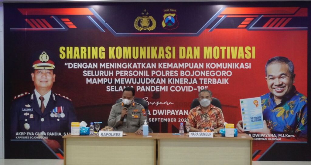 Kapolres-Bojonegoro-Jawa-Timur-AKBP-Ega-Guna-Pandia-bersama-Dr-Aqua-memotivasi-jajarannya-dan-istri-foto-Ist