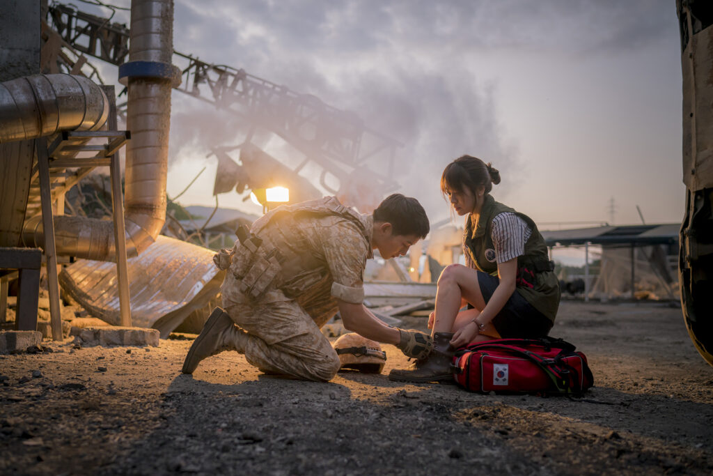 Song-Joong-Ki-as-Yoo-Si-Jin-and-Song-Hye-Kyo-as-Kang-Mo-Yeon-foto-Net-TV