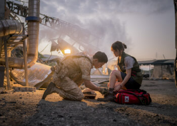 Song-Joong-Ki-as-Yoo-Si-Jin-and-Song-Hye-Kyo-as-Kang-Mo-Yeon-foto-Net-TV