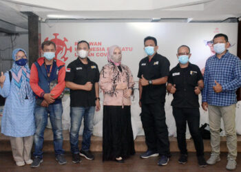 Wina-Wawan-yang-mewakili-artis-Zee-Zahra-dan-Haidar-Yaafi-menyerahkan-sembako-pada-YPJI-foto-Ist