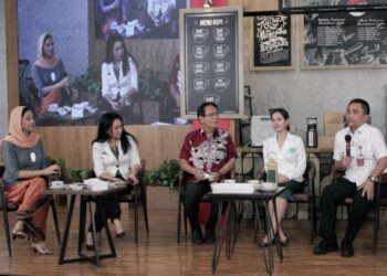 Ayu-Azhari-bersama-Jenderal-Jubai-Levianto-direktur-Bela-Negara-dalam-Ngopi-Daring-Bela-Negara-foto-Tyo-Sulistyo