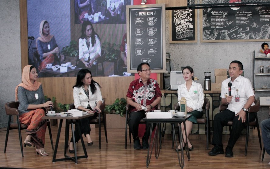 Ayu-Azhari-bersama-Jenderal-Jubai-Levianto-direktur-Bela-Negara-dalam-Ngopi-Daring-Bela-Negara-foto-Tyo-Sulistyo