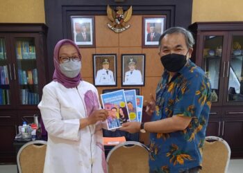 Direktur-RS-dr-Mohamad-Soewandhie-drg-Febria-Rachmanita-bersama-DR-Aqua-Dwipayana-foto-Ist