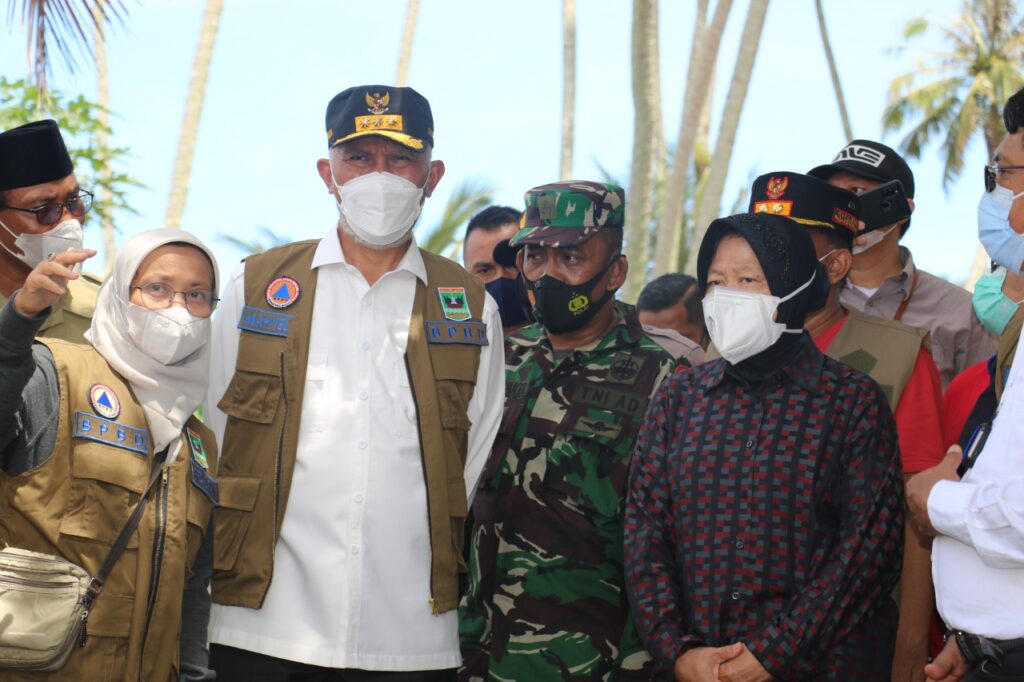 Menteri-Sosial-RI-Tri-Rismaharini-didampingi-Buya-Mahyeldi-bersama-Bupati-Padang-Pariaman-Suhatri-Bur-kunjungi-korban-longsor-di-Kabupaten-Padang-Pariaman-fto-Ist