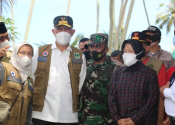 Menteri-Sosial-RI-Tri-Rismaharini-didampingi-Buya-Mahyeldi-bersama-Bupati-Padang-Pariaman-Suhatri-Bur-kunjungi-korban-longsor-di-Kabupaten-Padang-Pariaman-fto-Ist