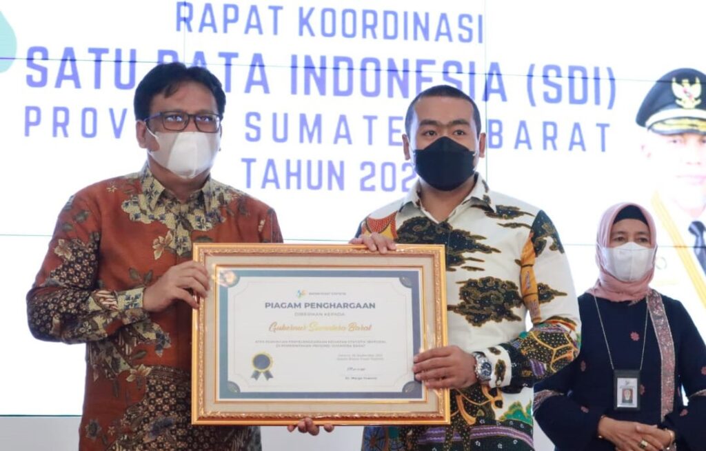 Penghargaan-diterima-oleh-Wakil-Gubernur-Sumbar-Audy-Joinaldy-dari-Kepala-BPS-RI-Margo-Yuwono-fto-Ist