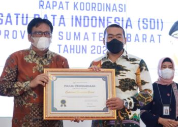 Penghargaan-diterima-oleh-Wakil-Gubernur-Sumbar-Audy-Joinaldy-dari-Kepala-BPS-RI-Margo-Yuwono-fto-Ist