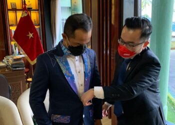 Stephen-Wongso-bersama-Kasdam-XVII-Cenderawasih-Brigjen-TNI-Bambang-Trisnohadi-foto-Ist