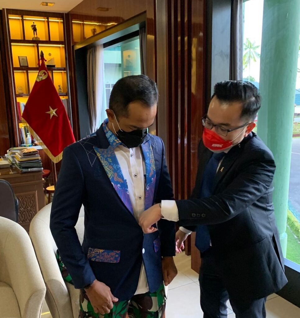 Stephen-Wongso-bersama-Kasdam-XVII-Cenderawasih-Brigjen-TNI-Bambang-Trisnohadi-foto-Ist