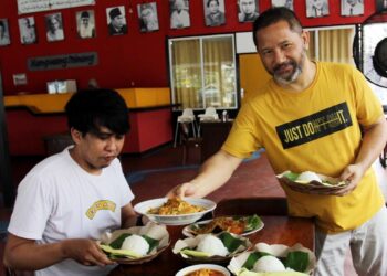 Utiah-menghidang-pesanan-pengunjung-restoran-Kampuang-Minang-foto-Cakraline.com