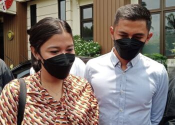 naysila-mirdad-dampingi-kenang-mirdad-sidang