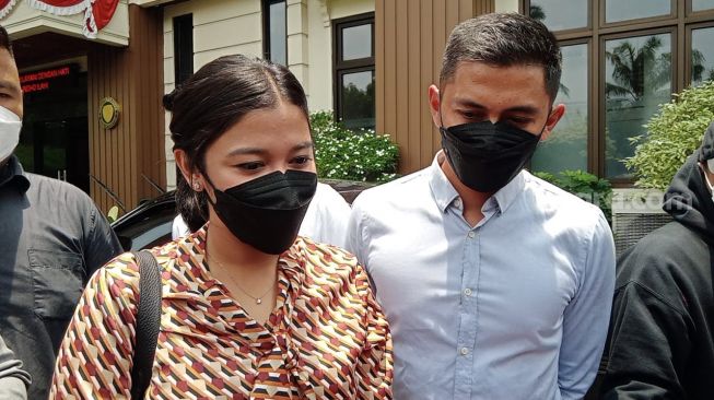 naysila-mirdad-dampingi-kenang-mirdad-sidang