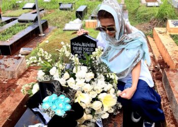 Almafilia-ziarah-kemakam-suami-Oddie-Agam-foto-ist