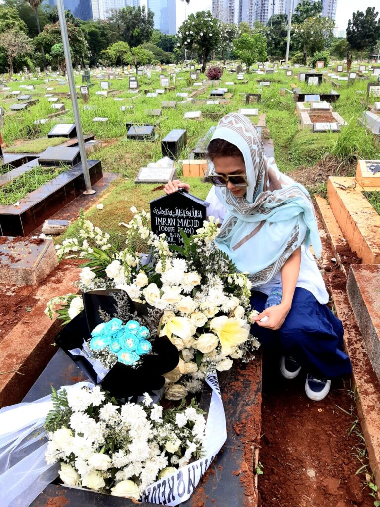 Almafilia-ziarah-kemakam-suami-Oddie-Agam-foto-ist