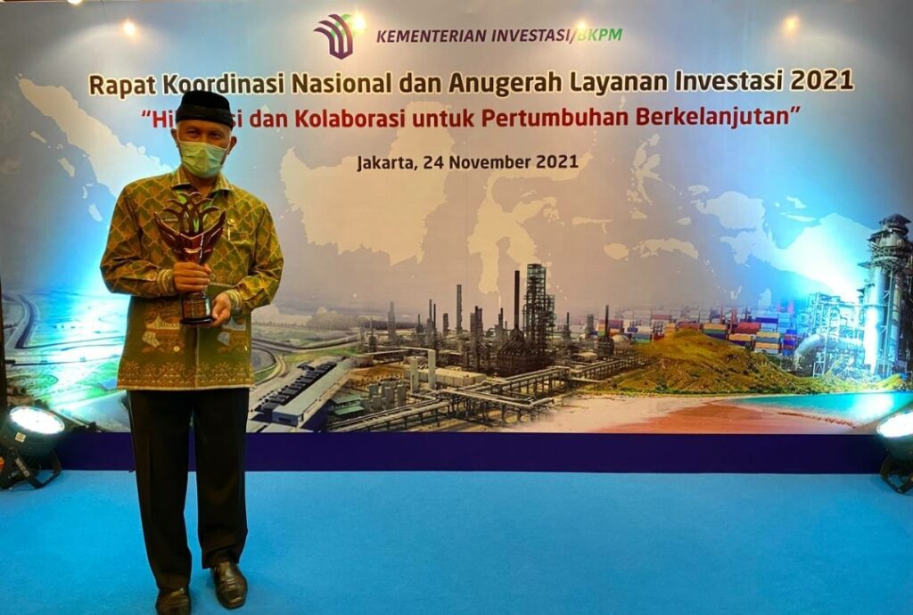 Buya-Mahyeldi-terima-Anugerah-Layanan-Investasi-Tahun-2021-foto-Ist