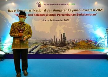 Buya-Mahyeldi-terima-Anugerah-Layanan-Investasi-Tahun-2021-foto-Ist