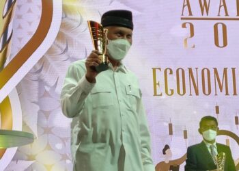 Gubernur-Sumatera-Barat-Buya-Mahyeldi-Raih-Penghargaan-Ekonomi-Syariah-foto-Ist