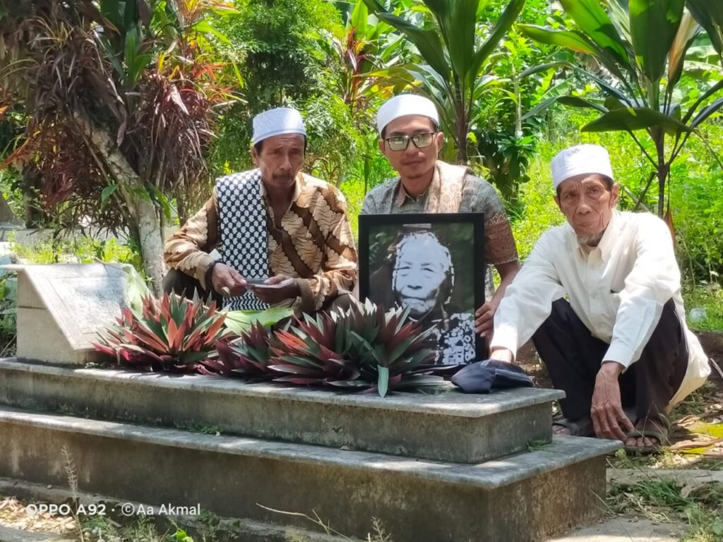 Akmal-bersama-keluarga-ziarah-ke-makam-Mak-Erot-foto-Ist