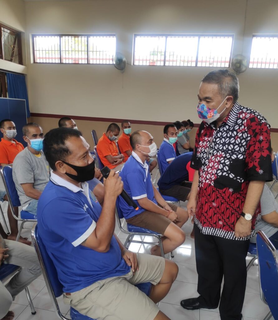 Dialog-Dr-Dr-Dwipayana-dengan-warga-binaan-Lapas-Jembrana-foto-Ist