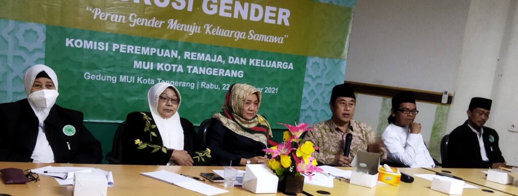 Dosen Fakultas Da'wah UIN Syarif Hidayatullah Jakarta Dra Jundah Ibrahim MA sebagai narasumber tunggal dalam Diskusi Gender "Peran Gender Menuju Keluarga Sakinah" di Kantor MUI Kota Tangerang. 