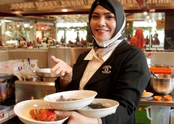 Eva-Intan-Sahara-turun-ke-dapur-rumah-makan-PagiSore-foto-Cakraline.com