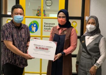 Nina-Nugroho-bantu-anak-anak-perempuan-penderita-kanker-bersama-Wakil-Ketua-YKAI-Yoldi-Tuju-foto-NN