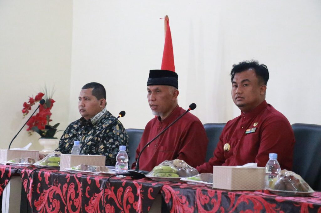 Gubernur-Buya-Mahyeldi-bersama-Bupati-Sutan-Riska-Tuanku-Kerajaan-foto-Ist