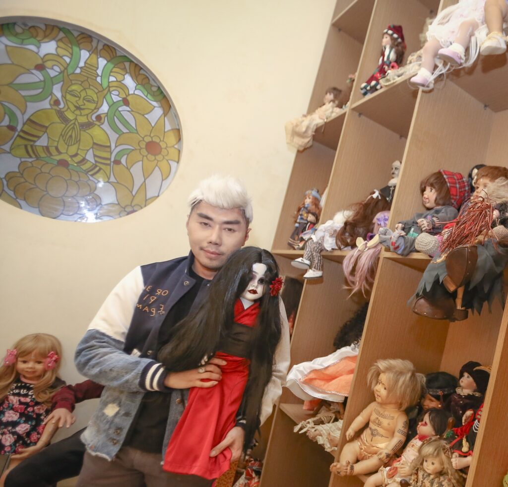 Roy-Kiyoshi-bersama-boneka-favorit-Minako-dan-koleksi-lainnya-foto-Cakraline.com