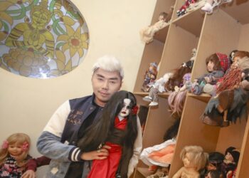 Roy-Kiyoshi-bersama-boneka-favorit-Minako-dan-koleksi-lainnya-foto-Cakraline.com