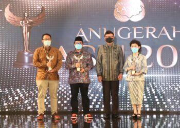 dr-Rinawati-berhasil-membawa-pulang-Piala-Adhigana-dinobatkan-sebagai-salah-satu-dari-Top-3-Anugerah-ASN-kategori-ASN-Inspiratif-bersama-Menpan-RB-Tjahyo-Kumolo-foto-Humas