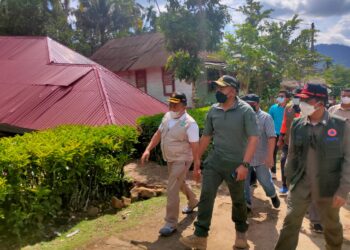 Bupati-Pasaman-Benny-Utama-dan-rombongan-kunjungi-lokasi-gempa-dan-pemgungsi-foto-Dinas-Kominfotik-Sumbar