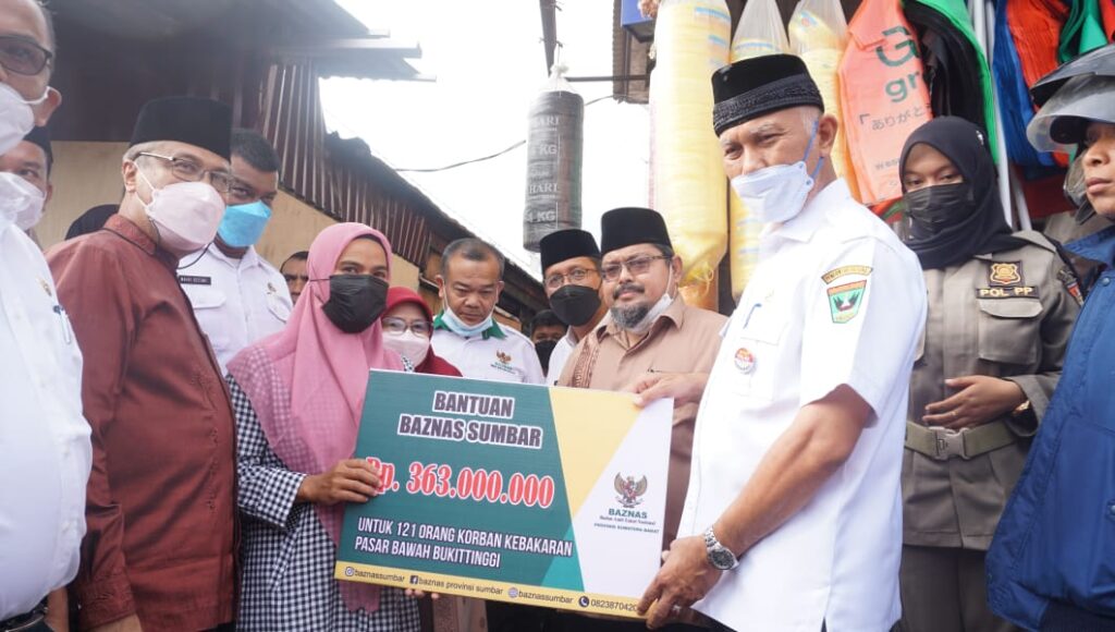 Buya-Mahyeldi-bari-bantuan-pada-pedagang-pasar-bawah-Bukittinggi-foto-Ist